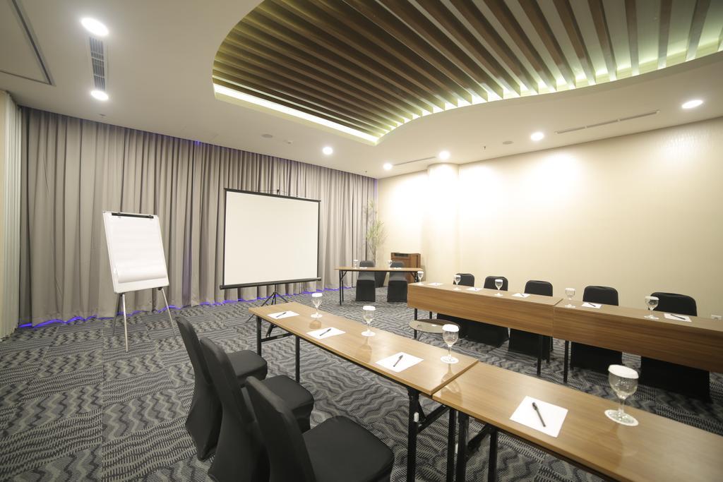 Ozone Hotel Pantai Indah Kapuk Jakarta Exterior foto